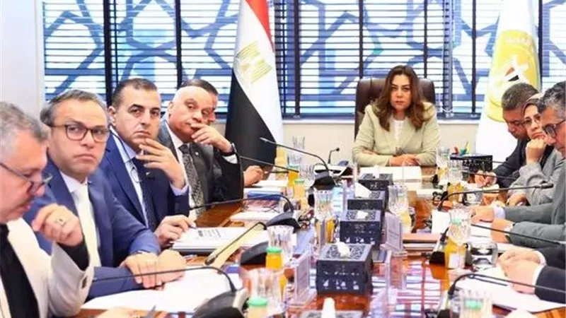 منال عوض تتابع الخطة الاستثمارية للقطاع البيئي للعام المالي 2026/2027