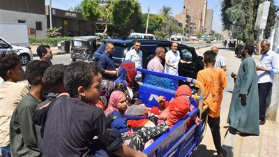 محافظ أسيوط يتدخل لإنقاذ أطفال من وسيلة نقل غير آمنة