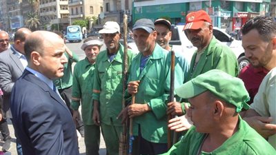 محافظ الغربية يقود حملة للنظافة ورفع الإشغالات ويكريم عمال النظافة