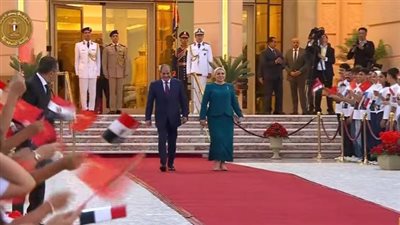 السيسي وقرينته يستقبلان الرئيس الصيني شي جين بينج وقرينته بمطار القاهرة
