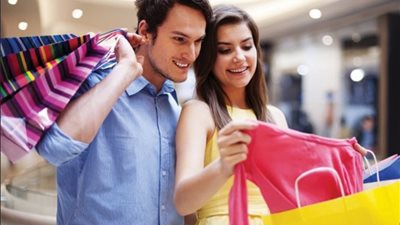 هوس الشراء.. خبير علاقات أسرية يكشف الأسباب النفسية والتكنولوجية للظاهرة