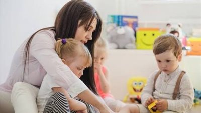 قبل ترك طفلك مع البيبي سيتر.. حقيبة صغيرة قد تمنحك راحة البال