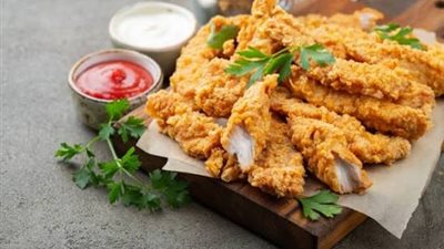 غداك عندنا.. حضري وصفة دجاج بطبقة ذهبية وجبن ذائب وغيري شكل الغداء