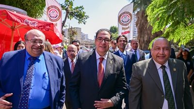 رئيس جامعة القاهرة يتابع انتظام إجراءات الكشف الطبي للطلاب الجدد|صور