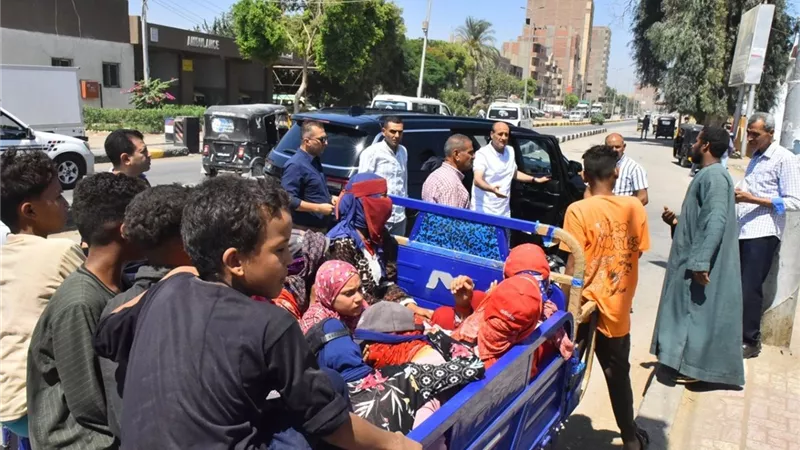 محافظ أسيوط يتدخل لإنقاذ أطفال من وسيلة نقل غير آمنة