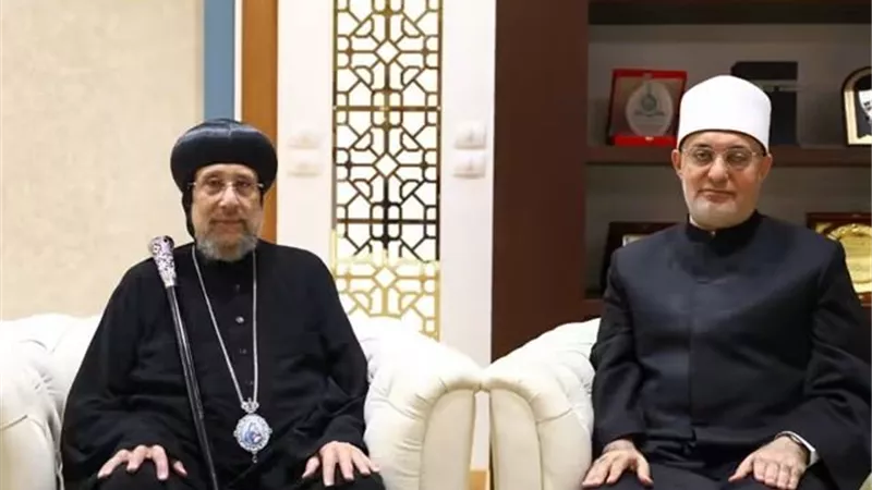 الاسقف العام للكنيسة الأرثوذكسية يزور مفتي الديار المصرية للاطمئنان على صحته 