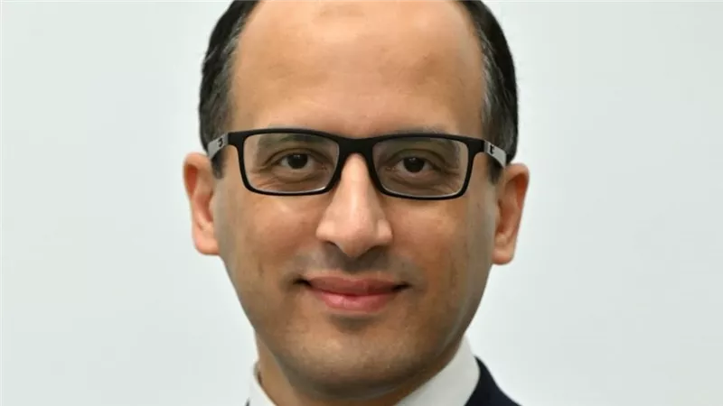 المستشار محمد الحمصاني يغادر منصب متحدث الحكومة بعد تعيينه نائبًا لمساعد وزير الخارجية