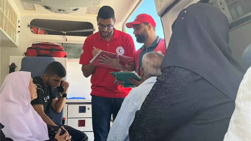الهلال الأحمر يرافق الدفعة 80 من الجرحى والمرضى الفلسطينيين ويقدم حزمة من الخدمات