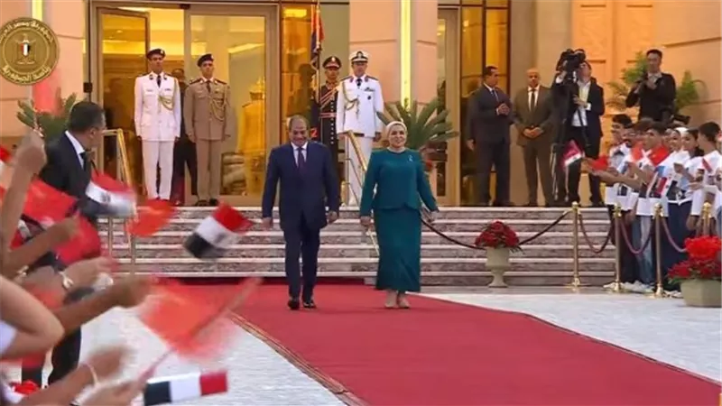 السيسي وقرينته يستقبلان الرئيس الصيني شي جين بينج وقرينته بمطار القاهرة