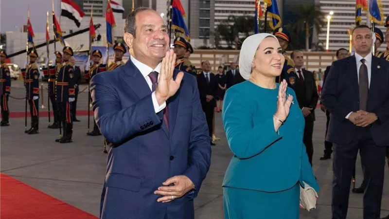 انتصار السيسي ترحب بالرئيس الصيني وزوجته: «من أرض النيل.. أهلا بكم في مصر»