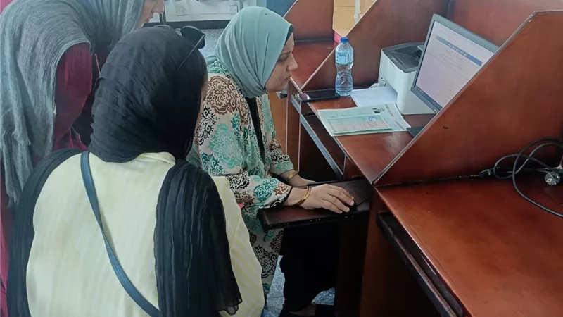 معامل التنسيق بجامعة دمنهور تواصل استقبال طلاب المرحلة الثالثة لتسجيل رغباتهم| صور