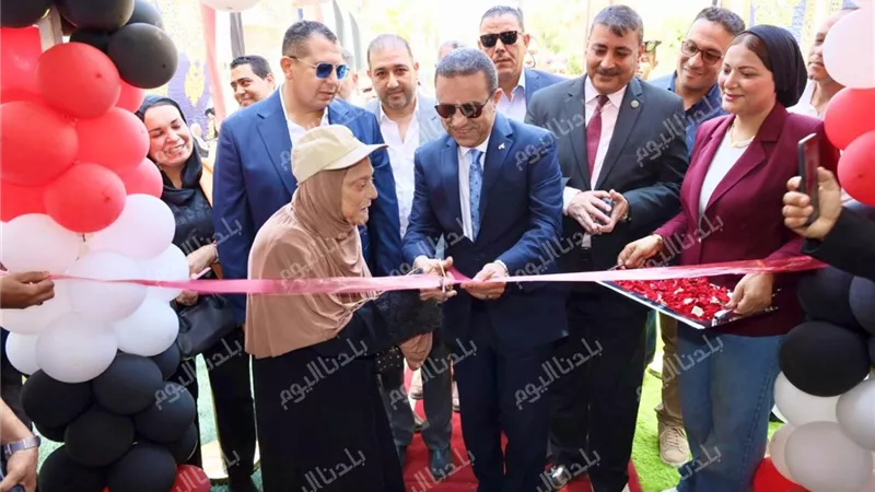 محافظ المنوفية يصطحب مسنة ويشاركها افتتاح معرض 