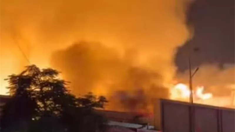 جهود مكثفة للسيطرة على حريق هائل داخل مصنع خلف سوق العبور 