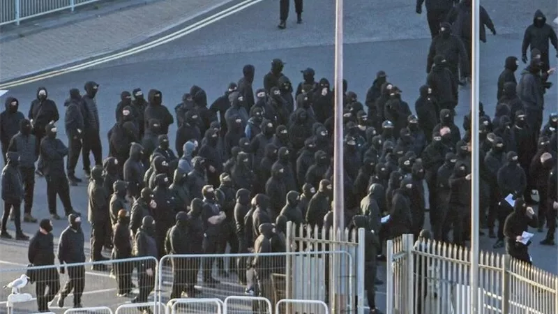 رويترز: عشرات الملثمين يغلقون ميناء دوفر في بريطانيا دون تحديد الدوافع