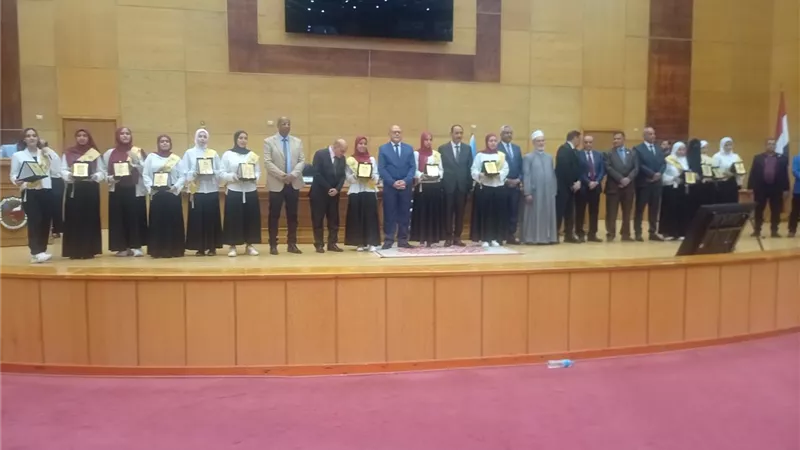 محافظ سوهاج يشهد احتفالية تكريم أوائل الشهادات العامة والفنية والأزهرية