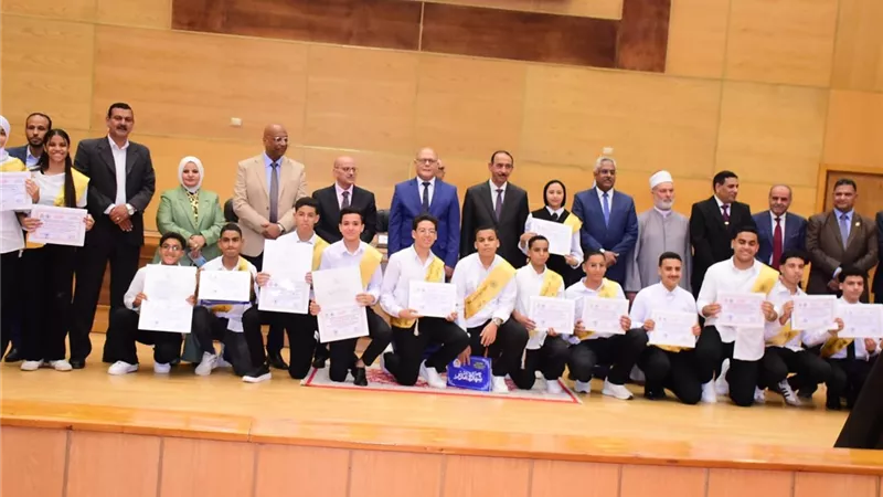 محافظ سوهاج يشهد احتفالية تكريم أوائل الشهادات العامة والفنية والأزهرية