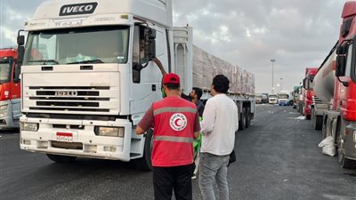 الهلال الأحمر يدفع بأكثر من 3,907 طنًا من المساعدات الغذائية والإغاثية لدعم أهالي غزة 