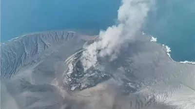 تكثيف البحث عن قارب مفقود يقل 5 صحفيين أثناء تغطية نشاط بركان إندونيسيا