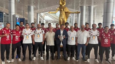رئيس اتحاد اليد يستقبل أبطال أفريقيا بالورود