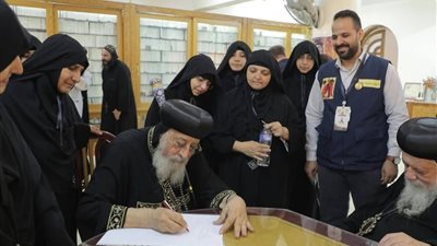 المحبة لا تسقط أبدًا.. البابا تواضروس يترك كلمة تذكارية بخط يده خلال زيارته لدير البتول بالمنيا