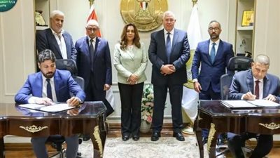 توقيع عقدي إدارة منظومة المخلفات بمدينة العريش ودعم جهود التنمية بشمال سيناء