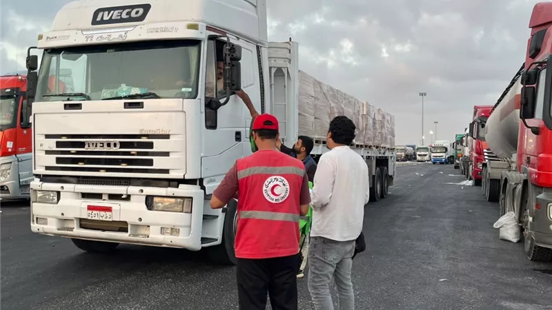 الهلال الأحمر يدفع بأكثر من 3,907 طنًا من المساعدات الغذائية والإغاثية لدعم أهالي غزة 