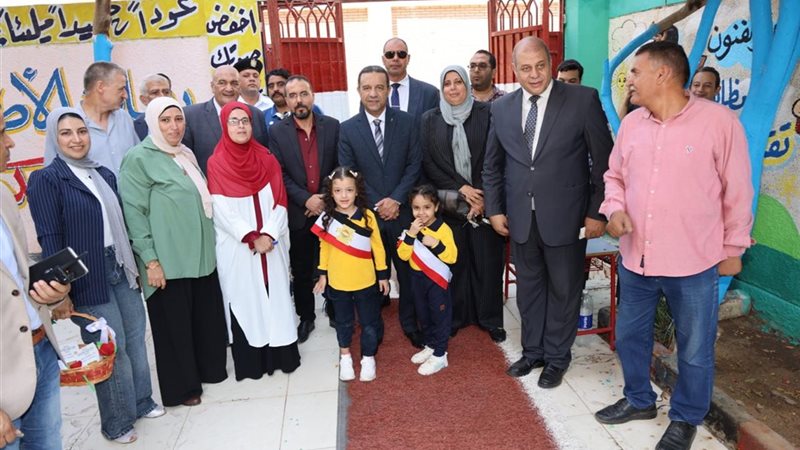 المحافظ اثناء الجولة