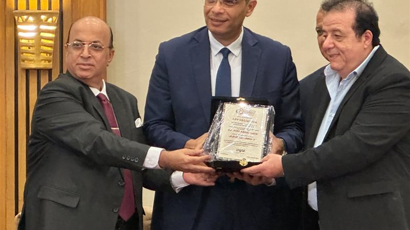 جانب من تسلم الجائزة