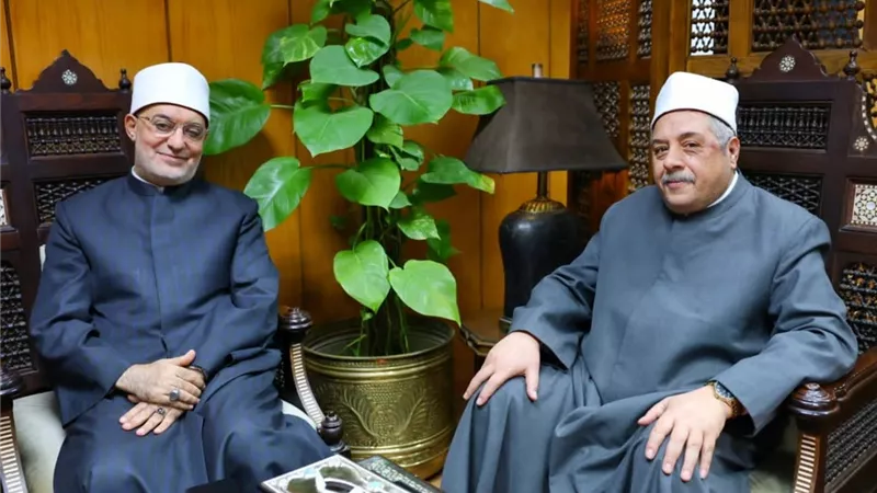 أيمن عبد الغني يباشر مهام عمله بمشيخة الأزهر بعد تعرضه لحادث مروري