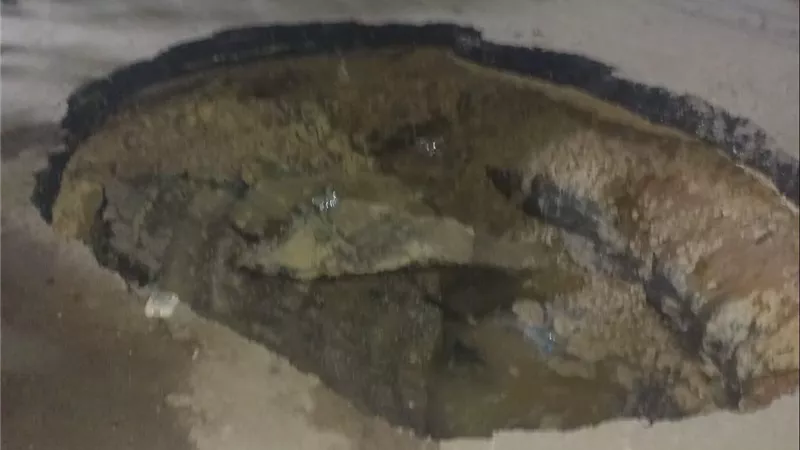 هبوط أرضي مفاجئ بميدان الحلمية في المنيا.