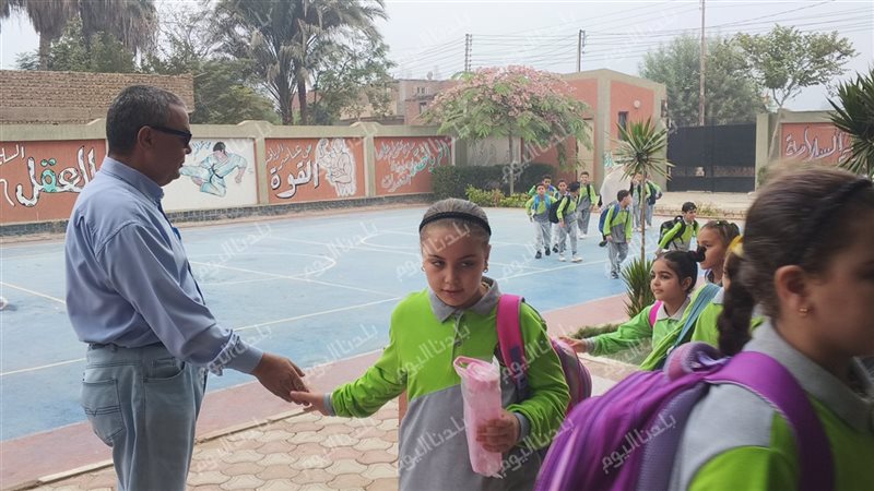 التلاميذ يقدمون التحية