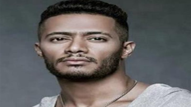 محمد رمضان يفتح الباب