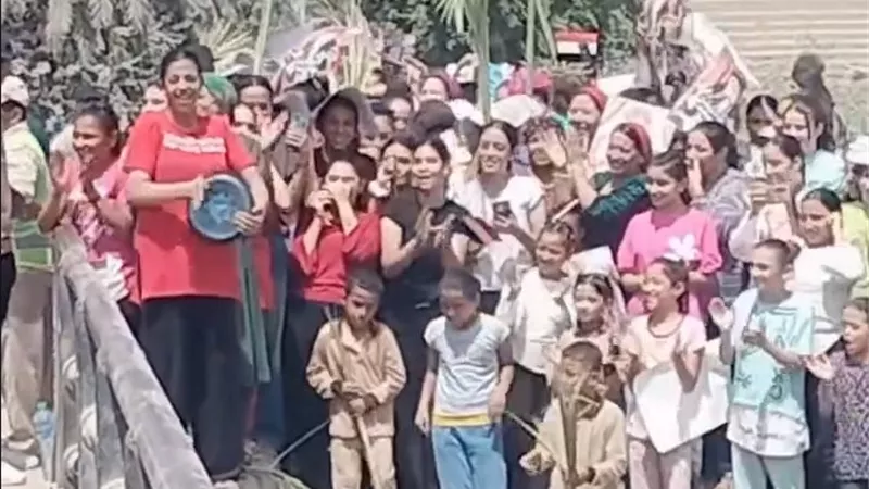 استقبال حافل بالترحاب والزغاريد.. أهالي دير أبو حنس يحتشدون لاستقبال البابا تواضروس في المنيا
