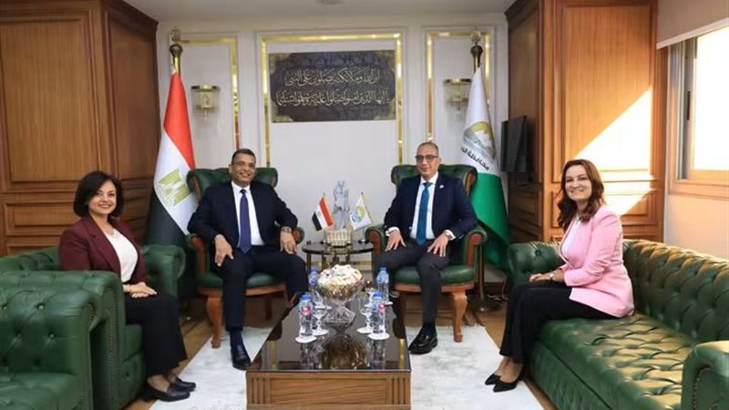 محافظ الجيزة أثناء استقباله محافظ البحر الاحمر 