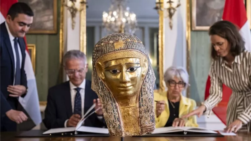 عودة تمثال أثري مصري من العصر البطلمي إلى مصر