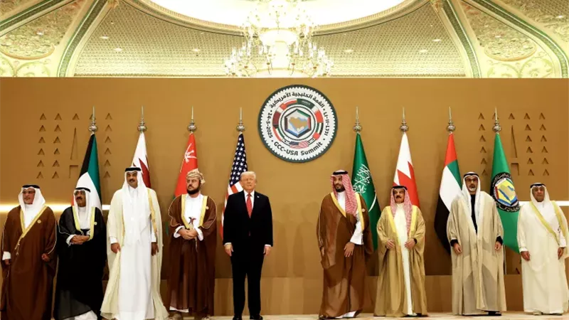 ترامب في صورة جماعية